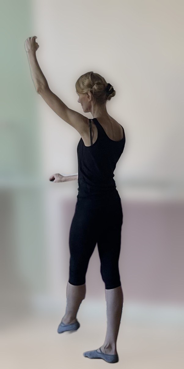 Andrea an der Ballettstange mit erhobenem Arm