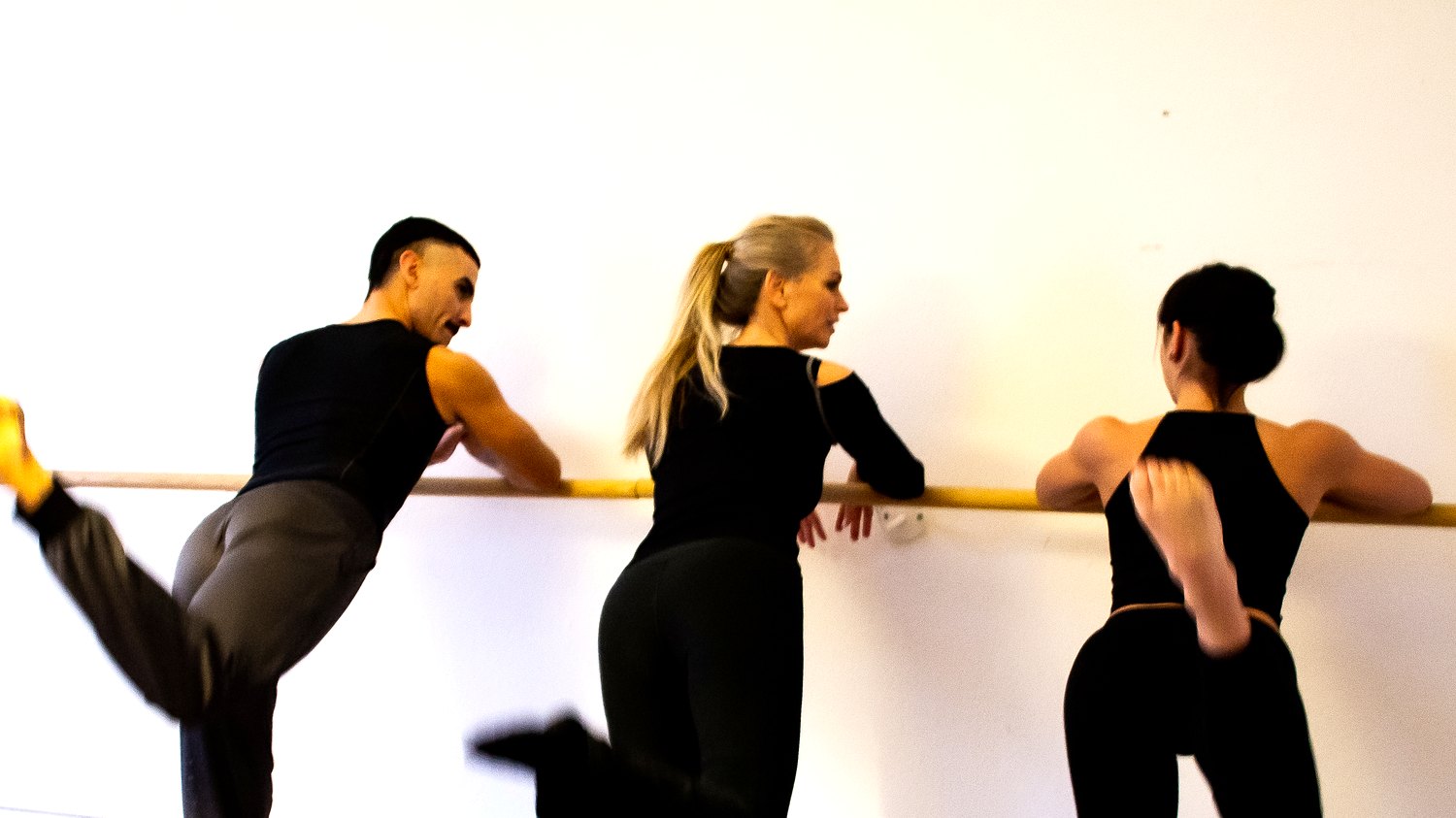 Übung an der Ballettstange im Studio von Barre Balance